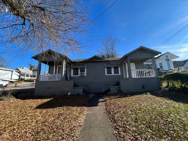 Building Photo - 403 S Broad St SW Unit A