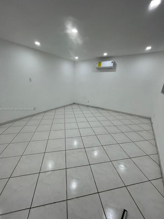 Building Photo - 5401 Hollywood Blvd Unit 6