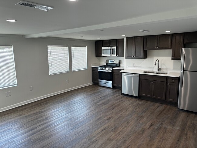 Building Photo - 10 W 33rd Pl Unit 2W Rental