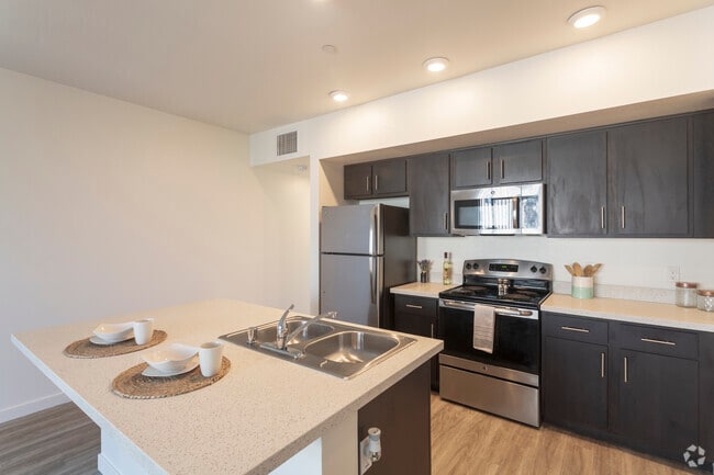 1 BR, 1 BA - 629 SF