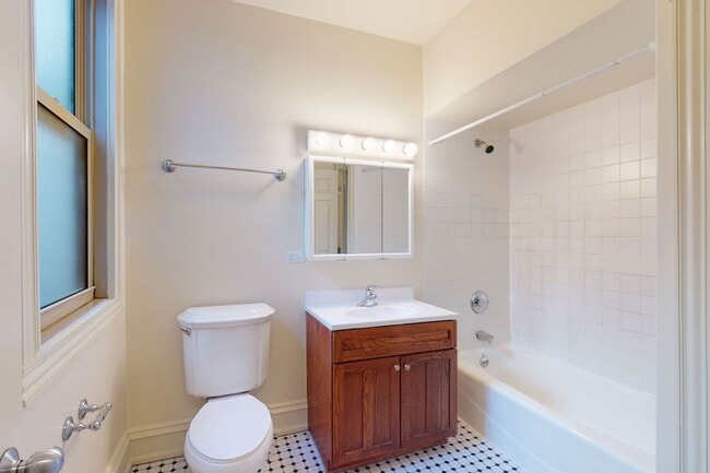 Baño - 5623 S. Dorchester