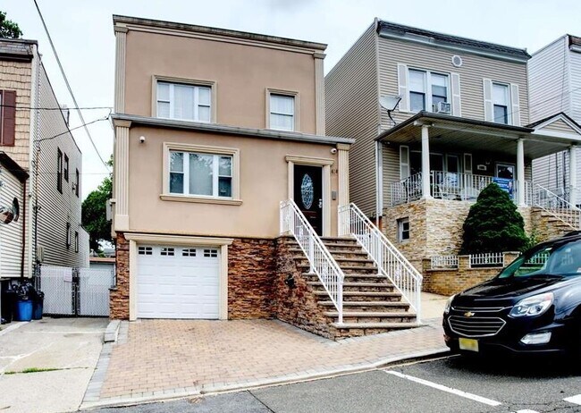Building Photo - 1404 81st St Unit 2 Rental