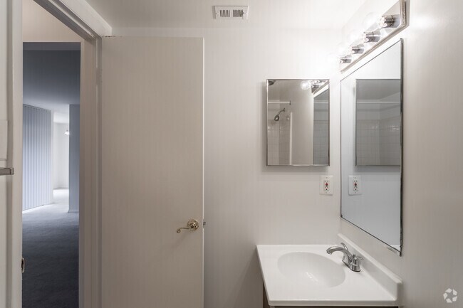 1BR, 1BA - 850SF