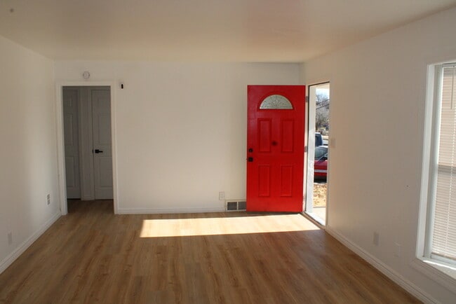 Photo - Cozy 2-bedroom, 1 full bath with vanity home located in Kansas City, MO