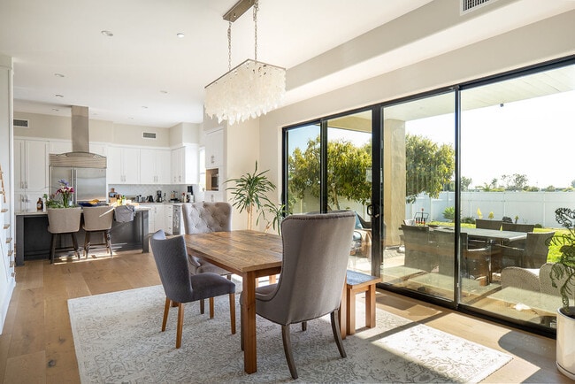 Comedor de concepto abierto con acceso a la cocina y puertas corredizas grandes al patio trasero. - 3687 Valley St