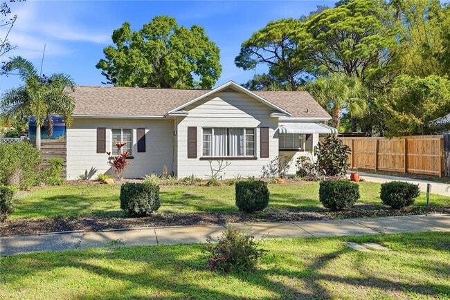 Building Photo - 755 Alamanda Way S