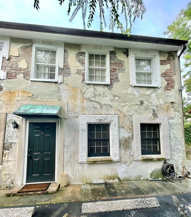 Building Photo - Charming fully furnished one bedroom condo... Unit K