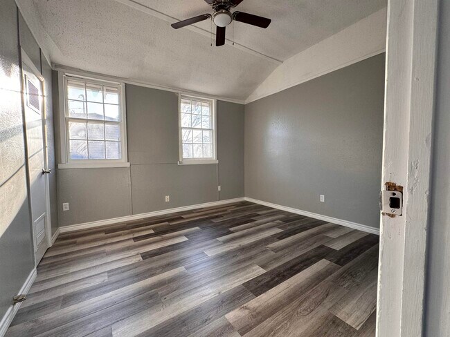 Photo - 611 E Garza St