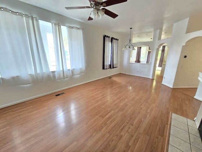 Photo - Stylish 4-Bedroom Home Near Red Hawk Golf ...