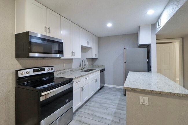 Building Photo - 5929 Queensloch Dr Unit 235