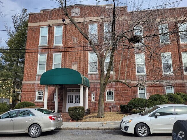 Building Photo - 35 Walden St Unit 3B Rental