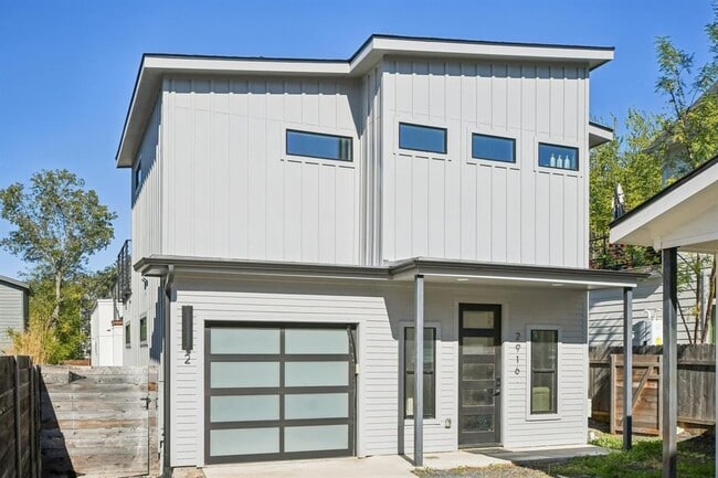 Building Photo - 2916 E 13th St