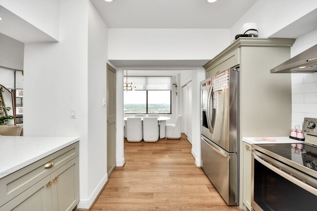Building Photo - 14 Greenway Plz Unit 23P