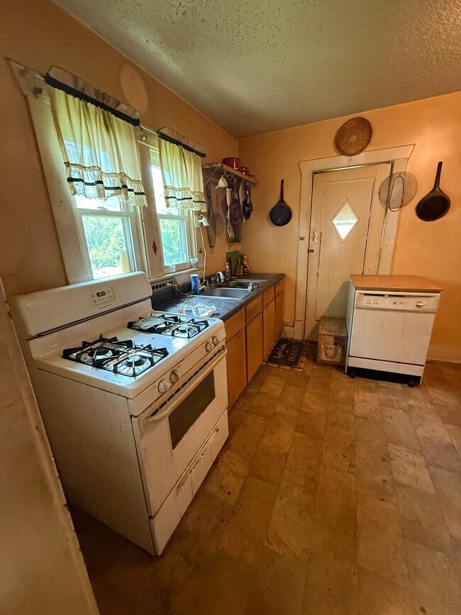 Photo - 2081 N College St