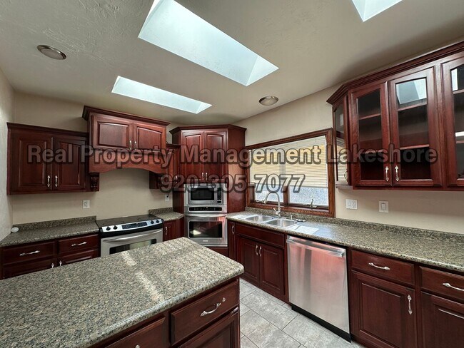 Photo - HUGE 8 Bedroom 4 Bathroom home | Close to ...