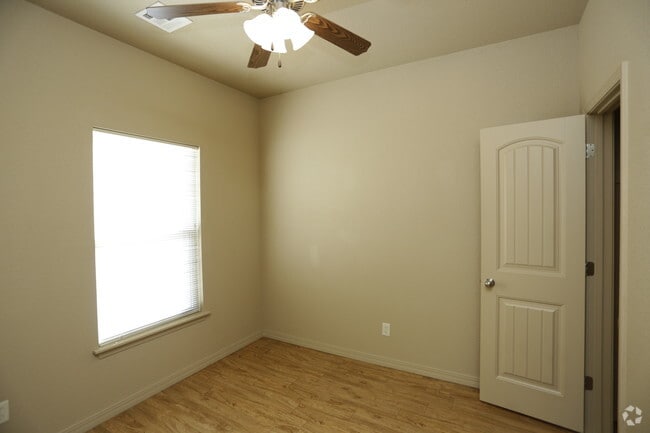 2BR, 1BA - 912 SF