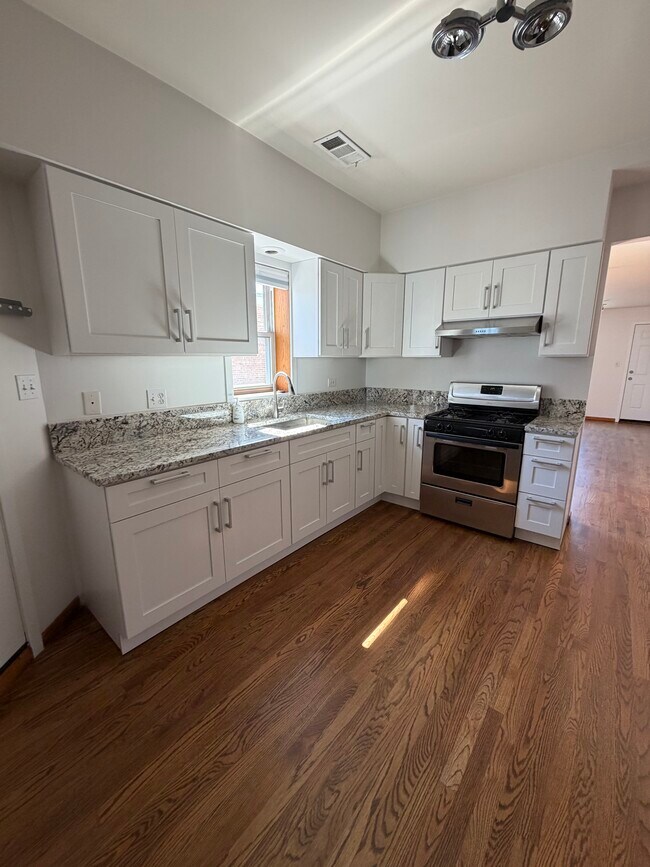 Building Photo - 5615 W Irving Park Rd Unit 2R