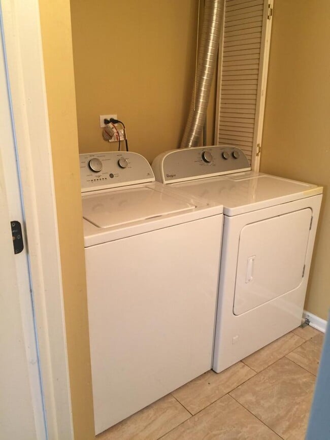 Building Photo - 235 Essex Ct Rental