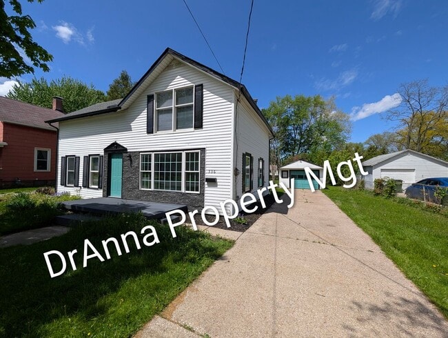 Building Photo - Remodeled 2 -3 bedroom home Elyria