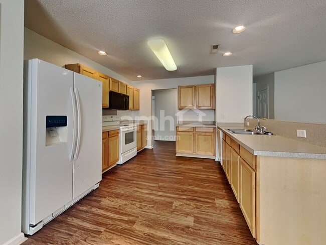 Photo - 4987 Harthill Ave