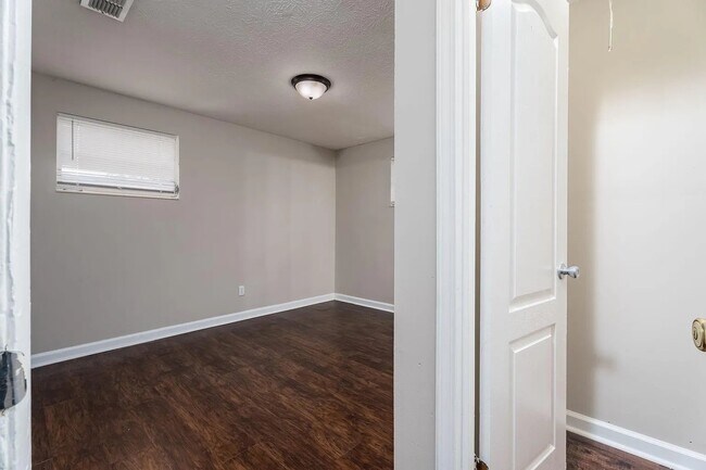Photo - 385 Dunwoodie Rd