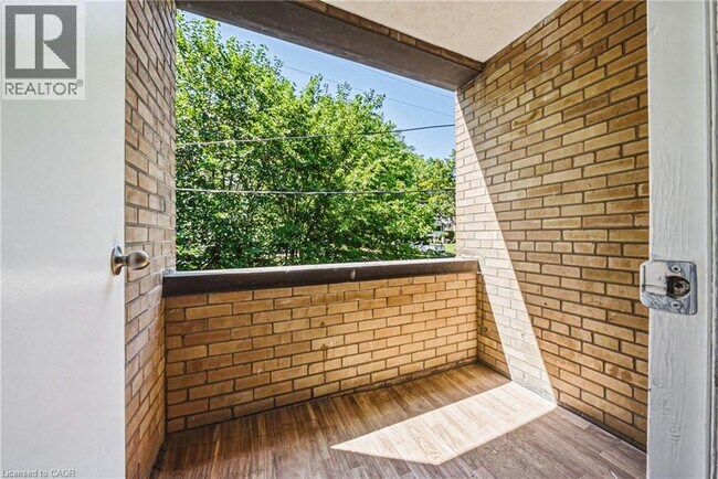 Photo - 325A JAMES Street S Unit# 401 Unité 401