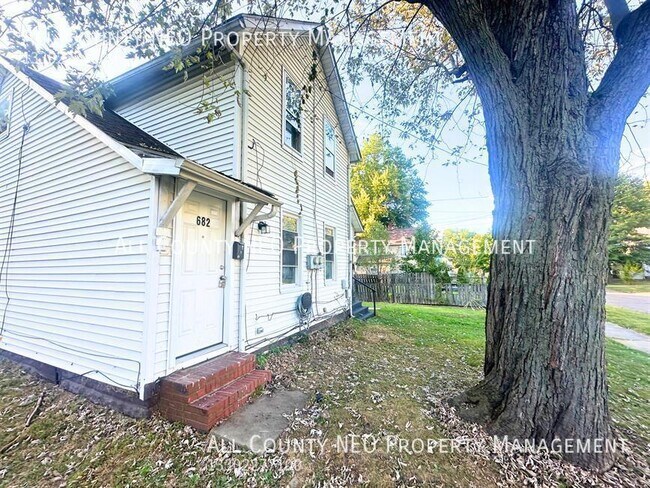 Photo - 682 Sumner St