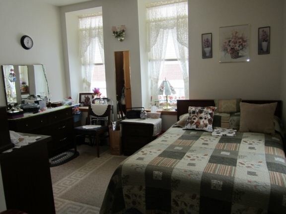 Roomy bedroom - these windows throughout the apartment! - Jericho House