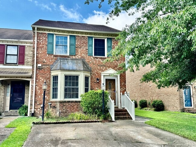 Building Photo - RENOVATED Townhome Ready NOW!! Pet Friendl...