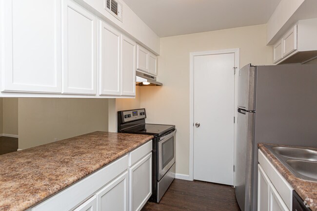 2 BR, 1 BA - 965 SF
