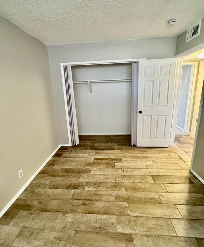 Building Photo - Fresh, Comfortable & Easy to Show! Unit 1