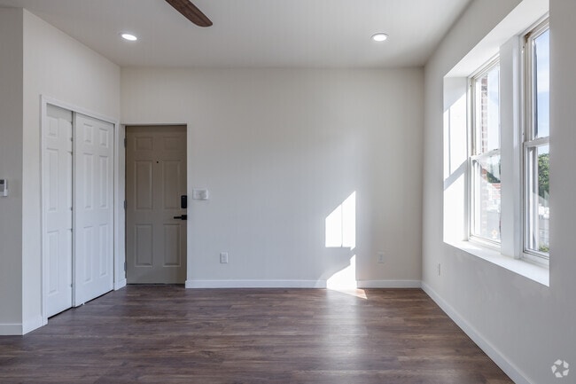 2 habitaciones, 1 baño - 960 pies cuadrados - Sala de estar - Newly Renovated - Parking, Utilities Included