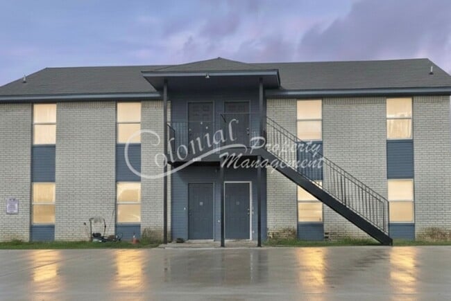 Building Photo - 2 bed/1 bath / Available End of January / ACCEPTING SECTION 8