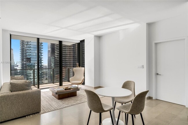 Photo - 88 SW 7th St Unidad 2105