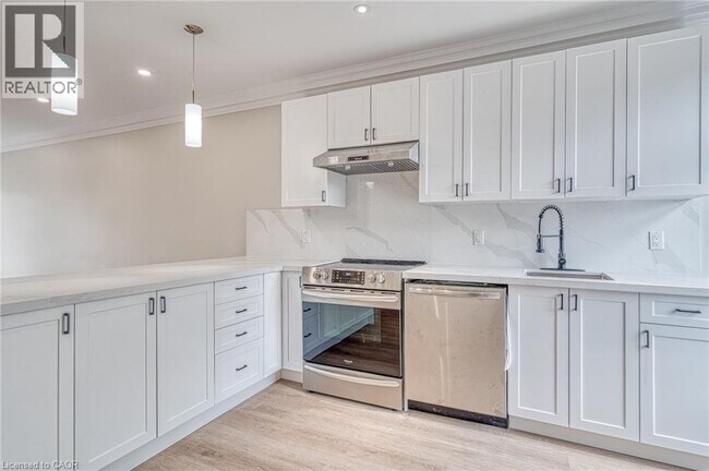 Photo - 86 Wellington St S