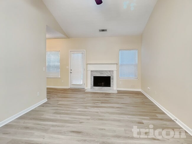 Photo - 1421 Highgrove Way