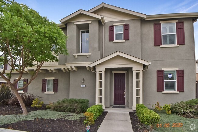 Building Photo - Super Clean and Updated Newer Home!