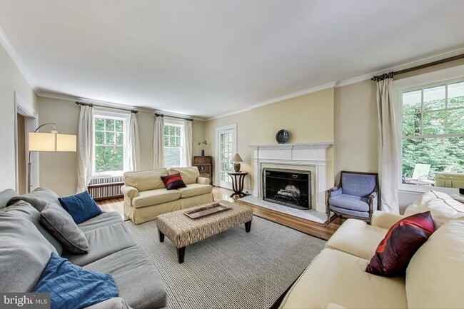 5809 Grosvenor Ln