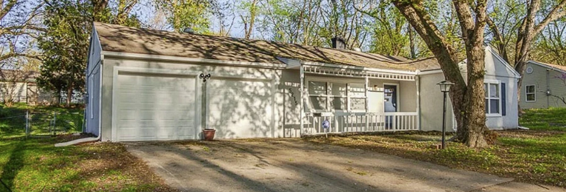 Charming 3 Bed / 1 Bath Home with 2-Car Garage & Large Yard in Raytown! - Charming 3 Bed / 1 Bath Home with 2-Car Garage & Large Yard in Raytown!