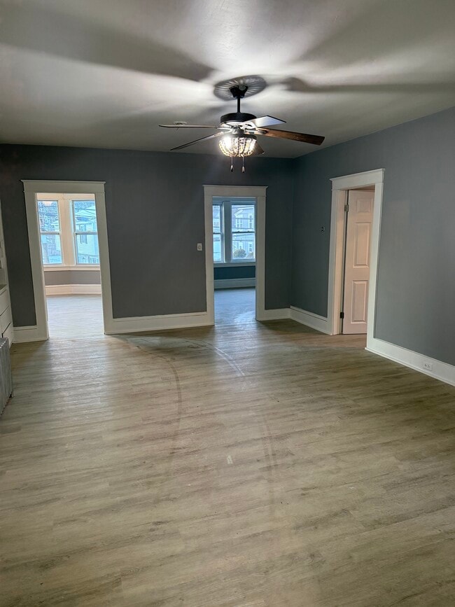 Photo - 552 S Main St