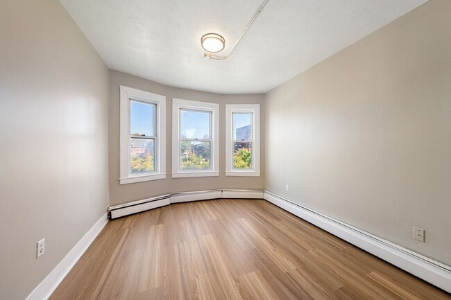 Building Photo - 50 Common St Unit 3 Rental