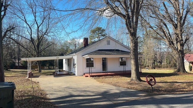 Building Photo - 3 bedroom 1 bathroom house available