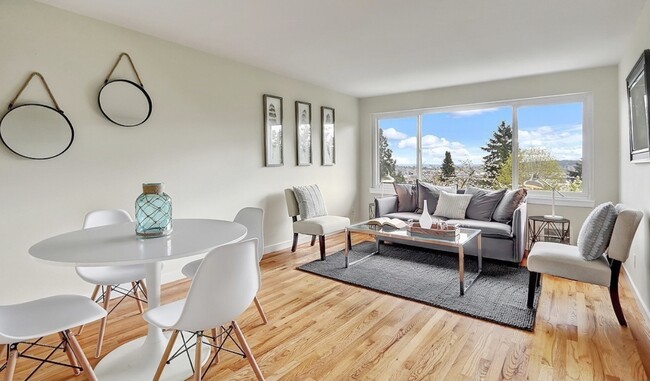 Welcome home! - 4253 Palatine Ave N