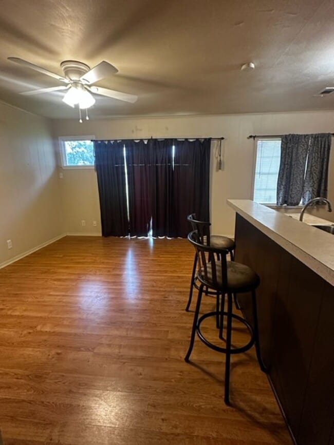 Photo - 1401 Lamar Ave