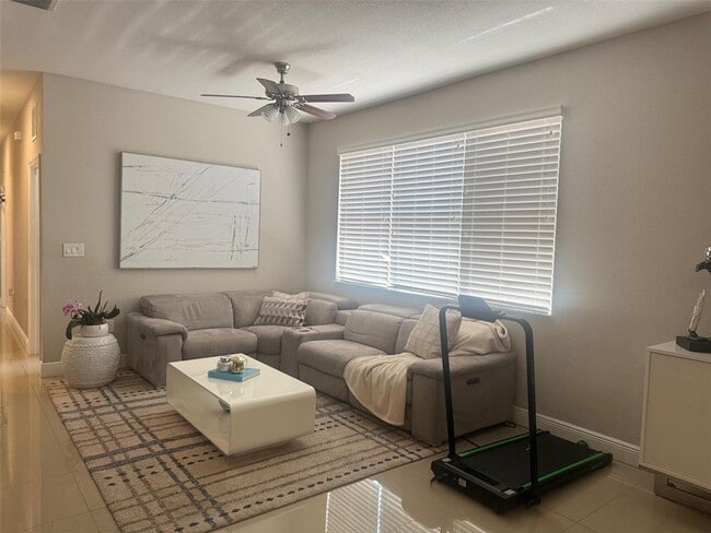 Photo - 798 NE 43rd St