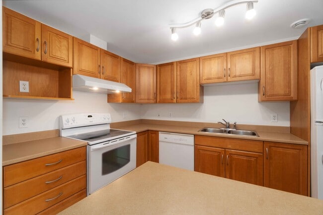 Photo - WELCOME TO THE SUMMIT - ONE BEDROOM PENTHOUSE APARTMENT AVAILABLE Unit 1903
