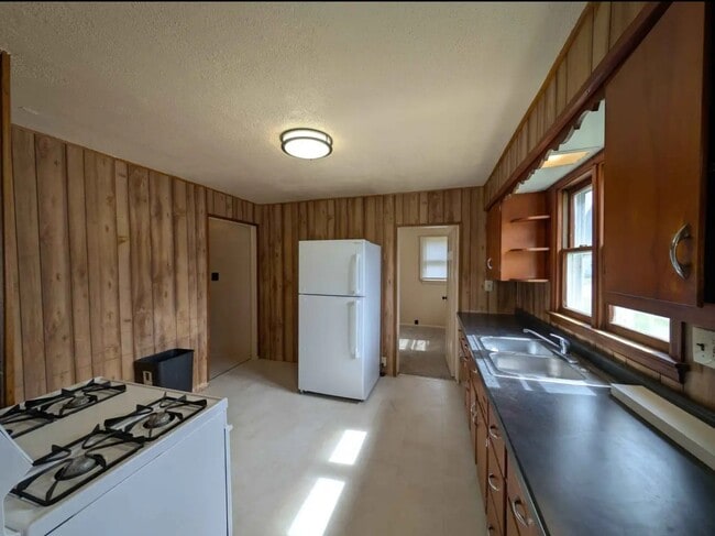 Photo - 501 School St