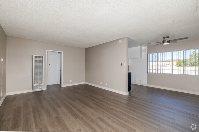 1BR, 1BA - 680SF - Living Room