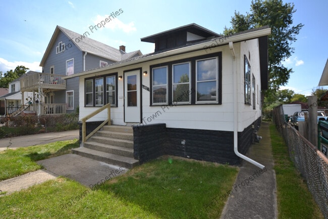 Building Photo - 407 S Raynor Ave Rental
