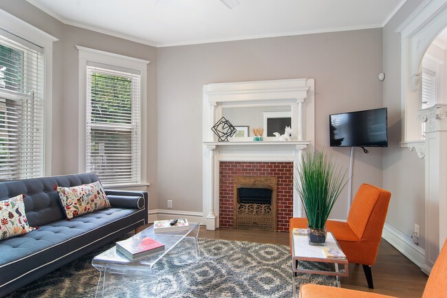 Building Photo - 1052 N Leavitt St Unit 2 Rental